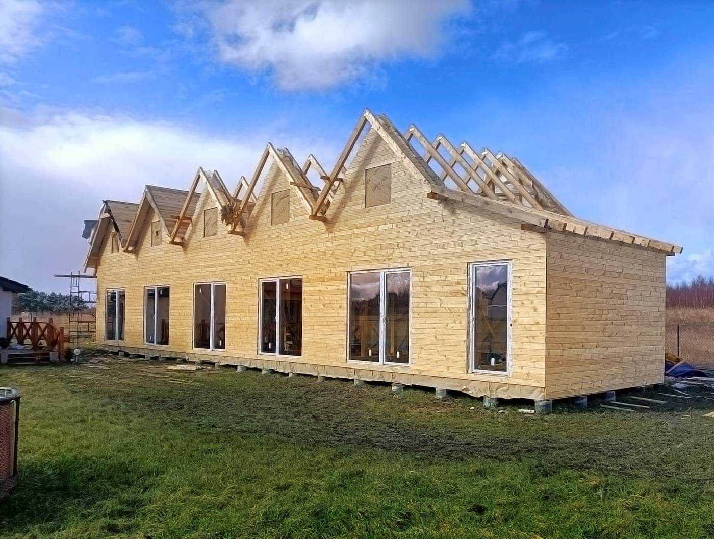 Einbau von Fenstern in ein Holzhaus Polbest